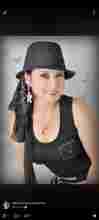 Fabiola Ochoa con sombrero negro